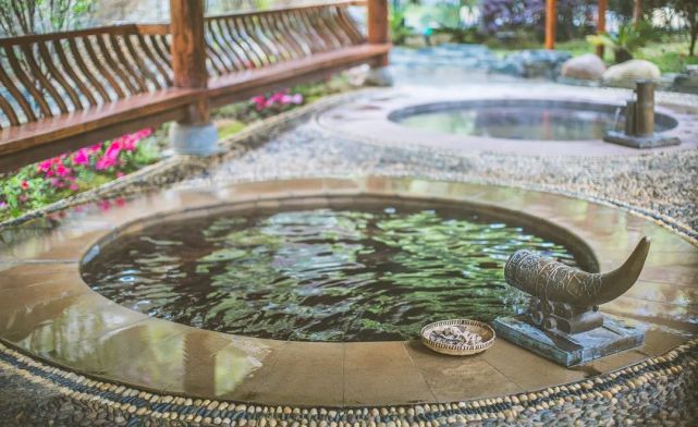 温泉小镇的温泉区名为"圣水温泉",面积约为20000平方米.