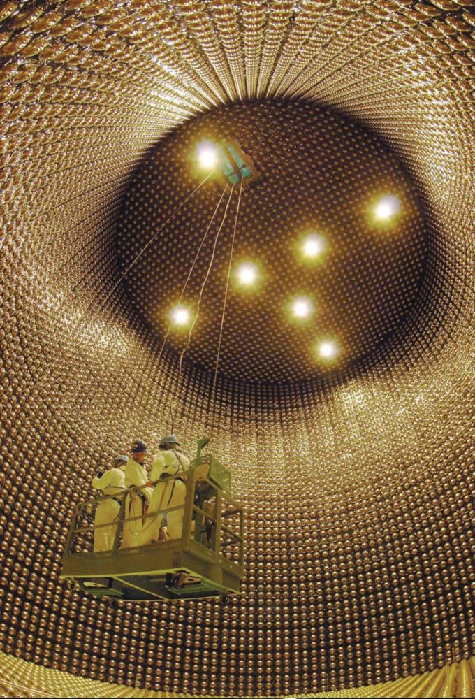有13000多个光探测管排列组成的超级神冈中微子探测器