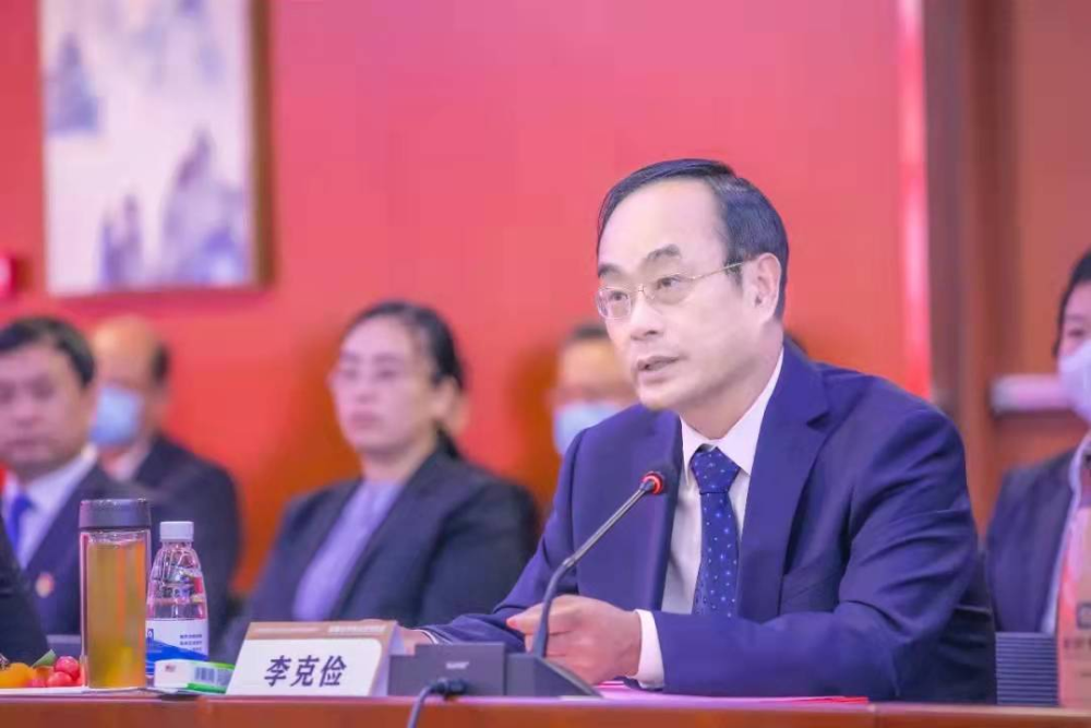 管委会副主任王玉龙,财政局局长陈亚娟;廊坊银行党委书记李克俭,党委