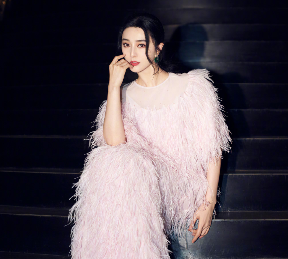 40岁范冰冰出席活动肩膀宽厚被指虎背熊腰合影抱小朋友不撒手