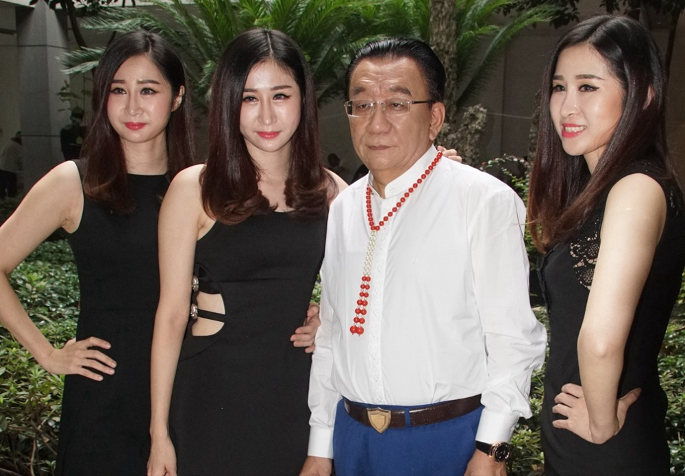 我们知道老侯爷有三个儿子侯耀中,侯耀华,侯耀文,他还有两个女儿