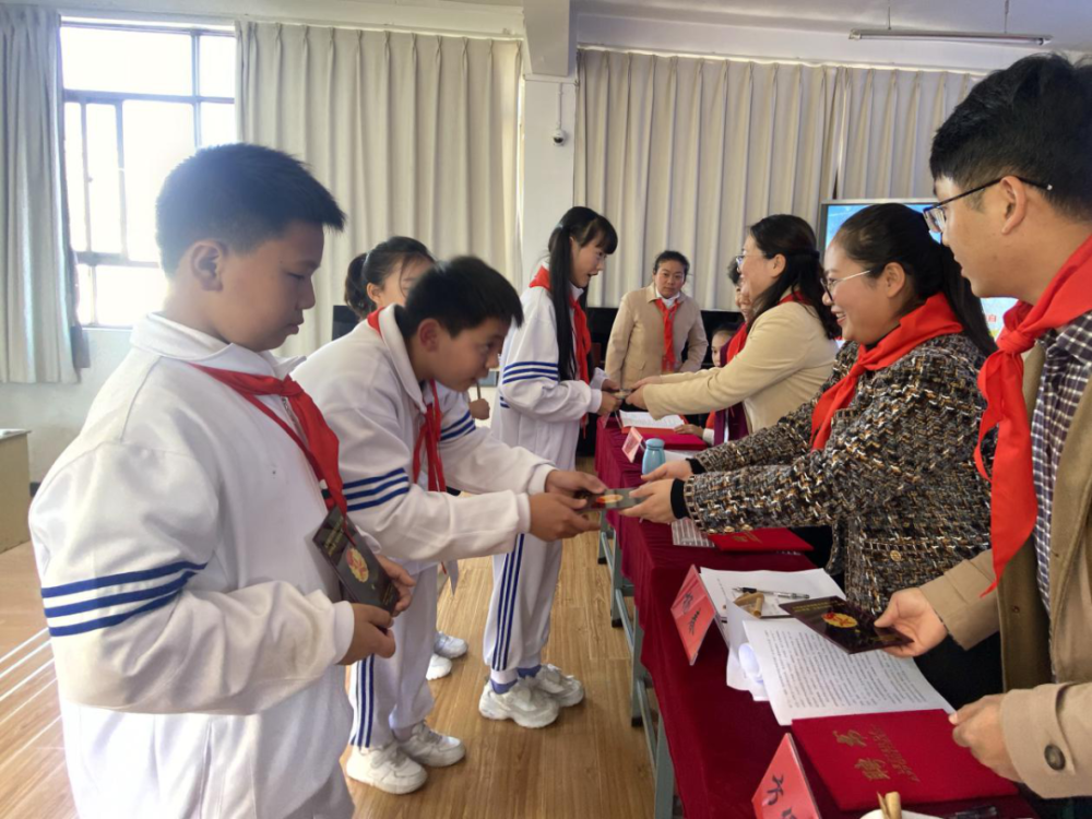 蒙自市第二小学第三次少先队代表大会顺利召开