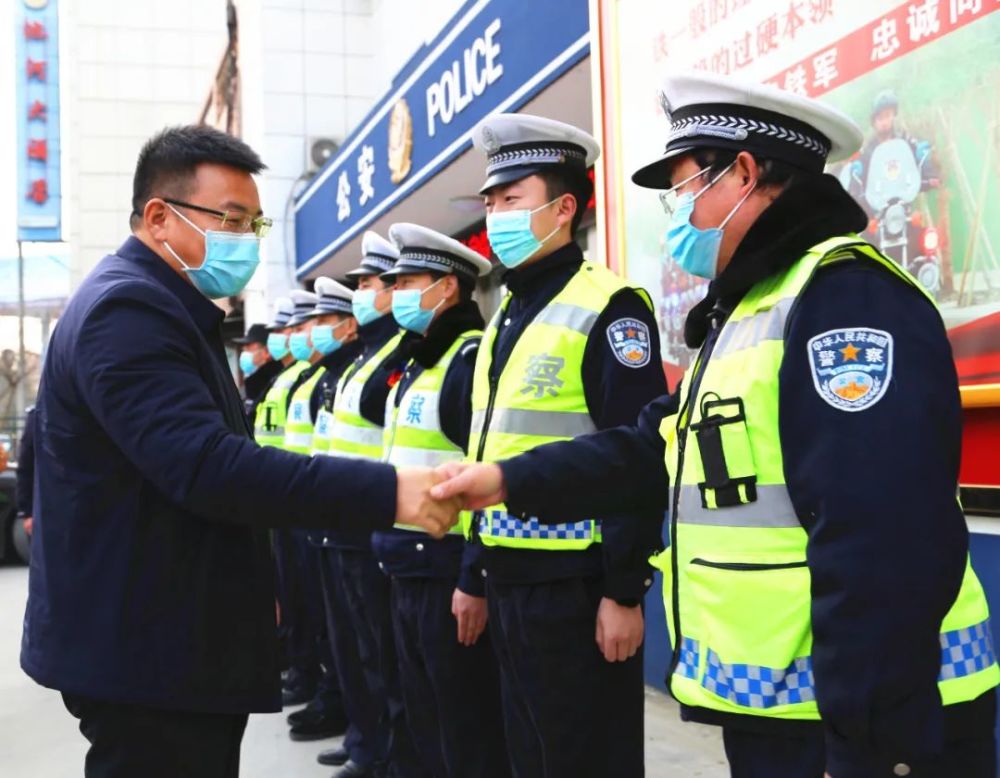 在110指挥中心,胡广涛同志向坚守岗位的110全体民辅