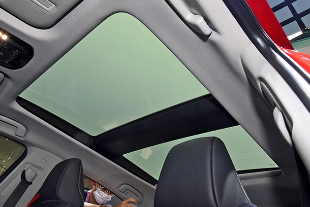 威飒还采用丰田全球首创可调光全景天窗,1秒即可切换调光模式和透光
