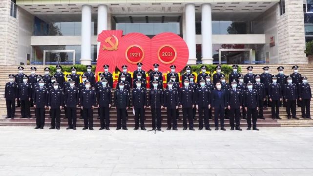 在安溪县公安局大楼前,安溪县副县长,公安局长陈建煌,政委杨剑扬及