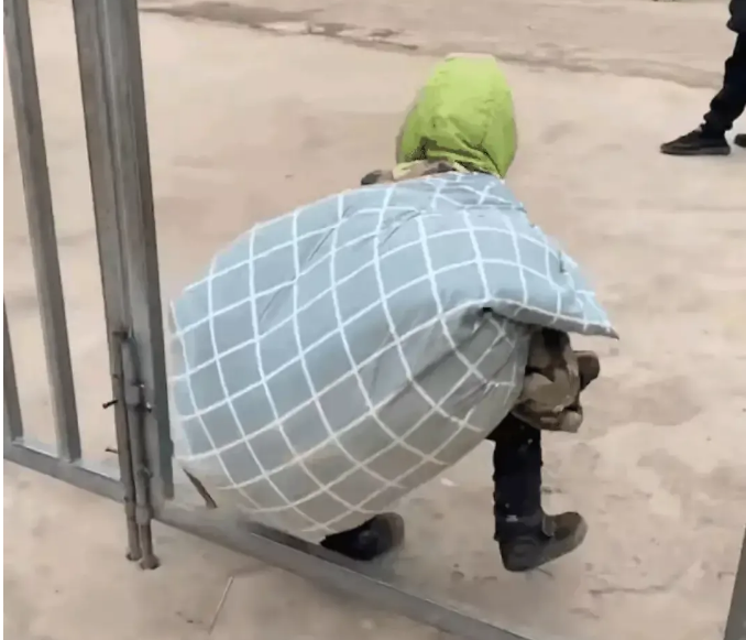 一段幼儿园放假的视频火了,视频中,孩子背着被子包裹背回家,好笑又