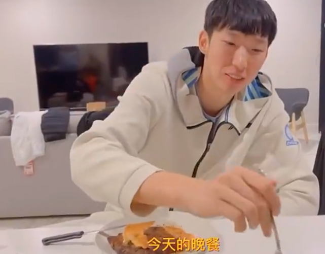 周琦熟练煎牛排烤鸡翅 不忘用鸡蛋灌饼自嘲心态好