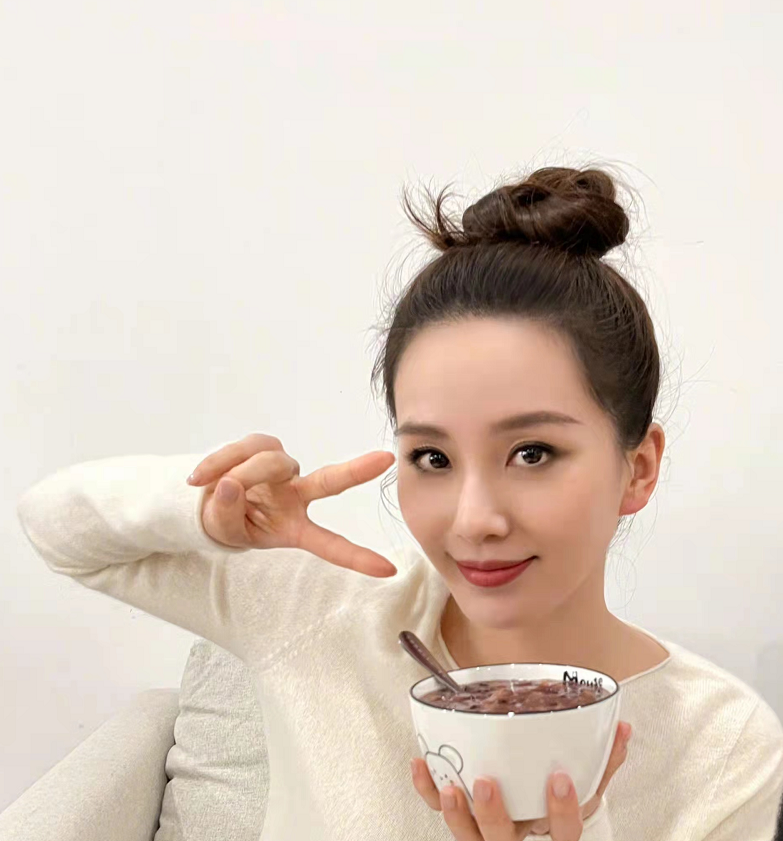 刘诗诗终于勤快营业了!腊八美照扎丸子头用力过猛,好在气质出众插图9