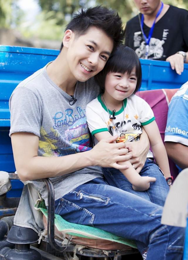 林志颖晒kimi身高感叹一年间长高12公分与自己只差4厘米左右