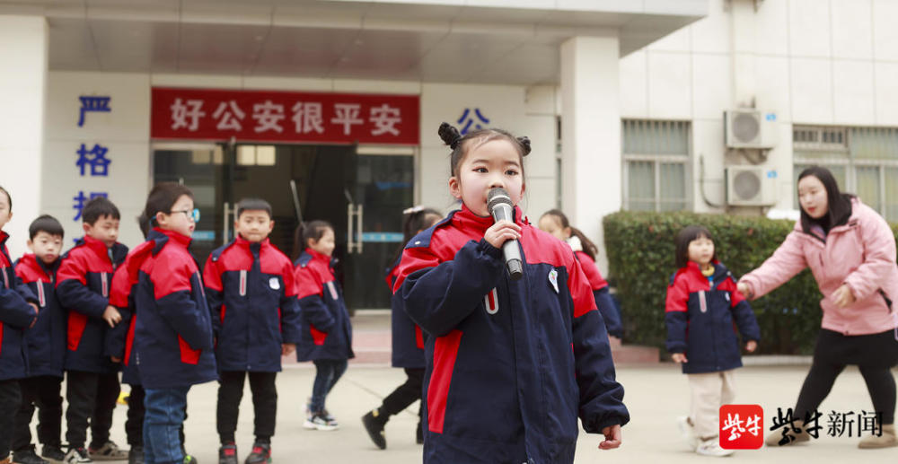 恰逢臘八節,孩子們還為民警送上了熱騰騰的臘八粥,為警營帶來了冬日的