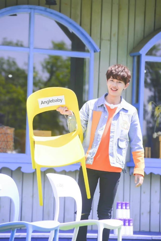 五年后,没想到任嘉伦凭借自己的努力走到了今天这一步,成为了炙手可热