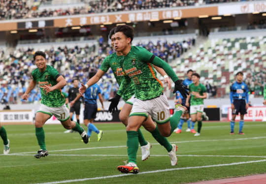 日本第100届高中足球锦标赛落幕第一高中生封王对手0射门