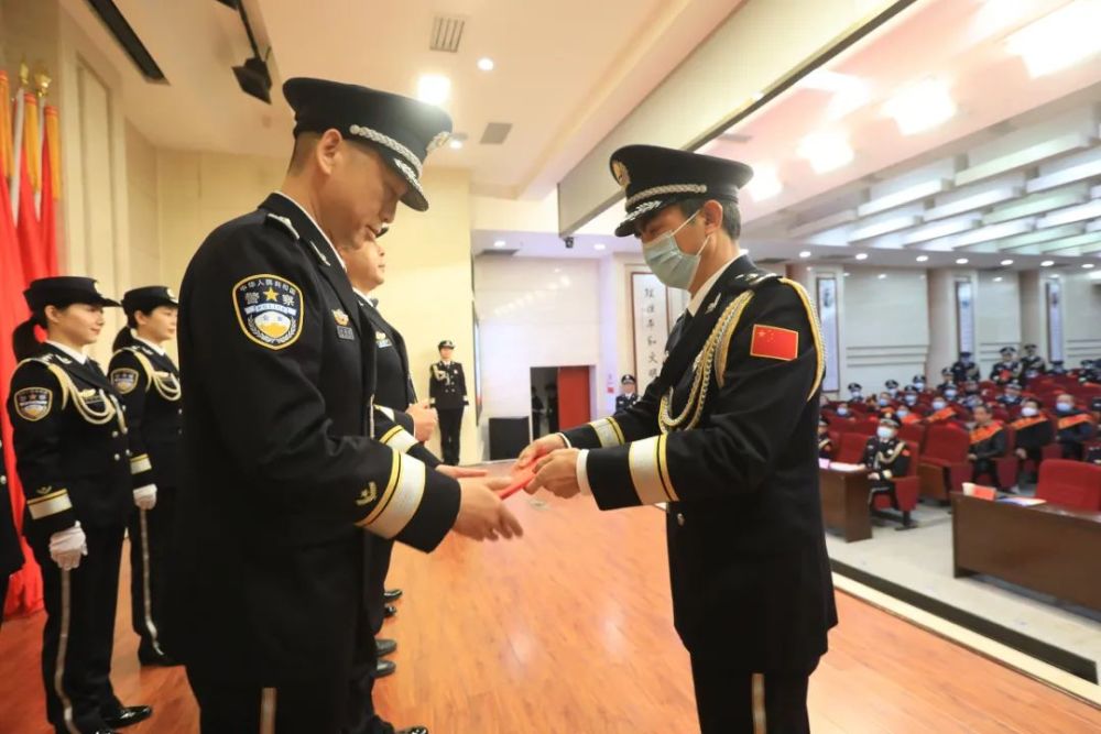 张小军等9人颁奖合影留念彭勇同志为获得三等功民警代表胡建新等10人