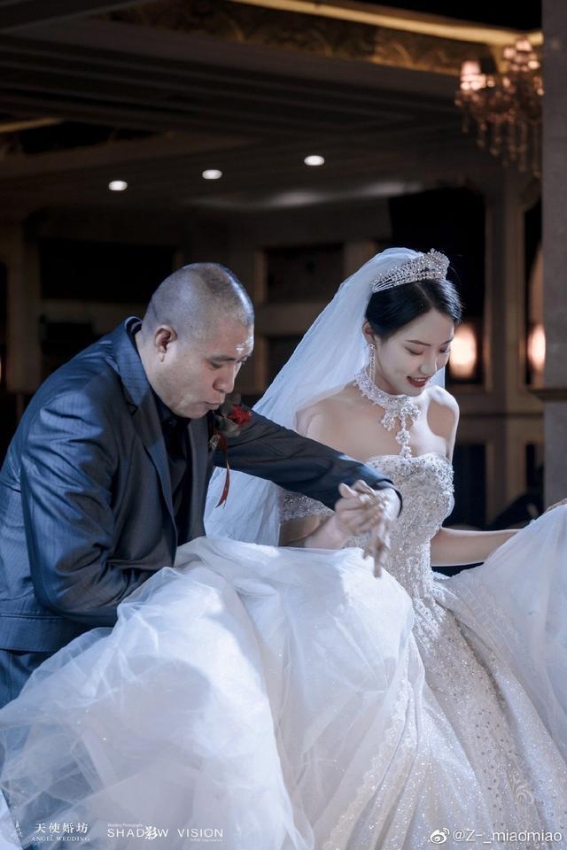 恭喜女排又一女神步入婚姻殿堂婚礼现场与丈夫甜蜜相拥太温馨