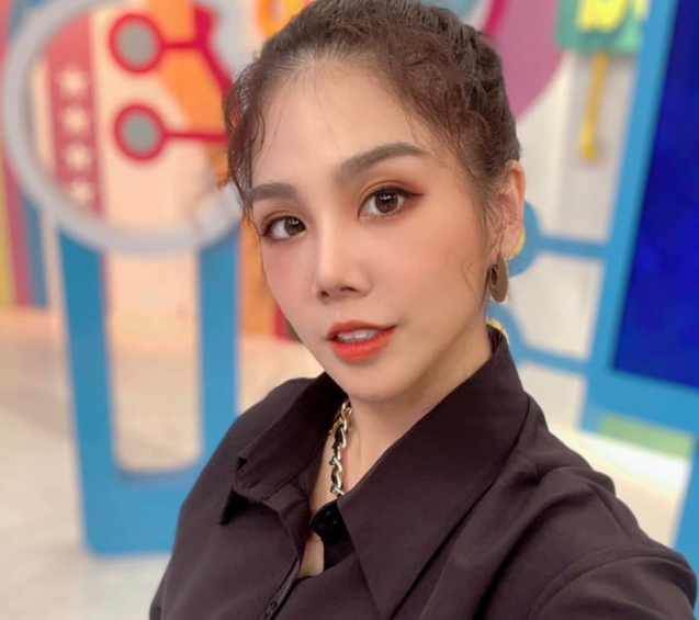 杨晨熙靠空中瑜伽打高尔夫球维持好身材