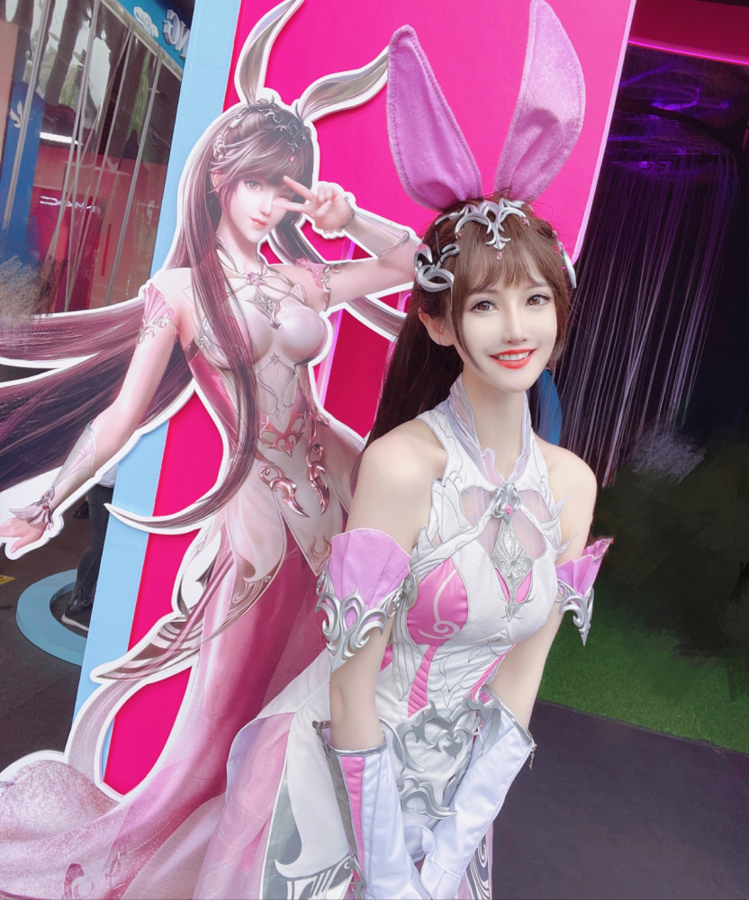 斗罗女神走出次元壁?美女cos小舞超养眼,这大长腿真绝了_腾讯新闻