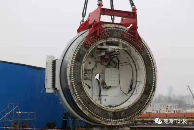 芜湖城南过江隧道第二台盾构机"皖江复兴号"主驱动 成功下井完成拼装