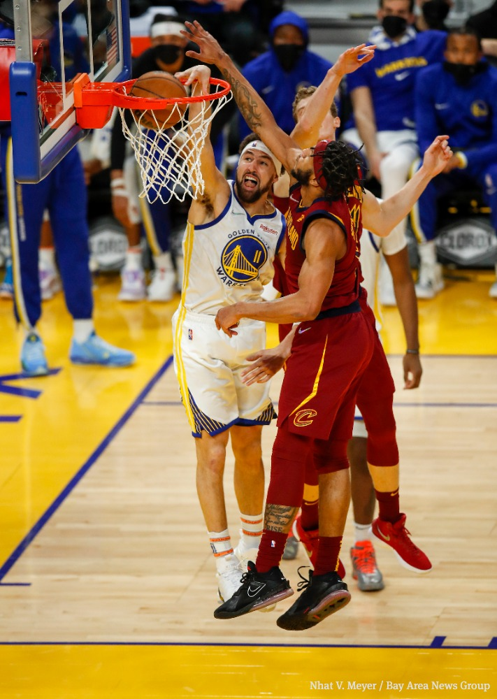 阻力,于是直接三步蓄力,迎着篮下的骑士球员上演了技惊四座的隔人暴扣