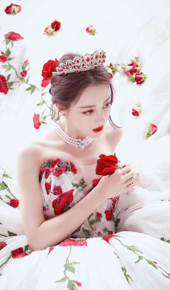 盘点迪丽热巴那些年火出圈的礼服造型,这才是大明星真正的样子_腾讯