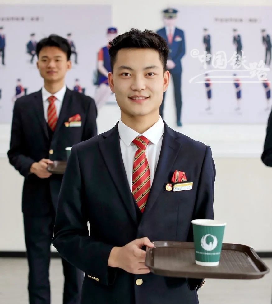 对男子示范班组进行全方位培训应急演练,中英文广播等方面仪容仪表