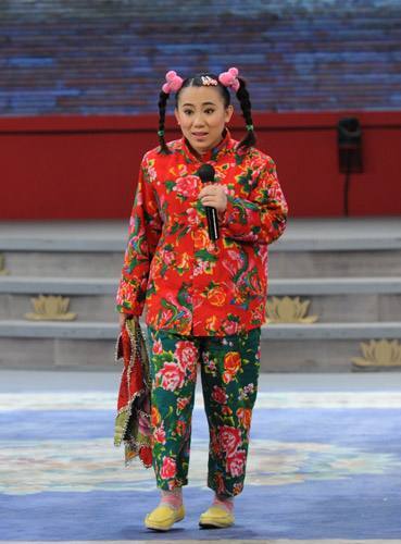 就能够让大家看到她的实力,加上一身东北大丫头的打扮更是亲切有趣