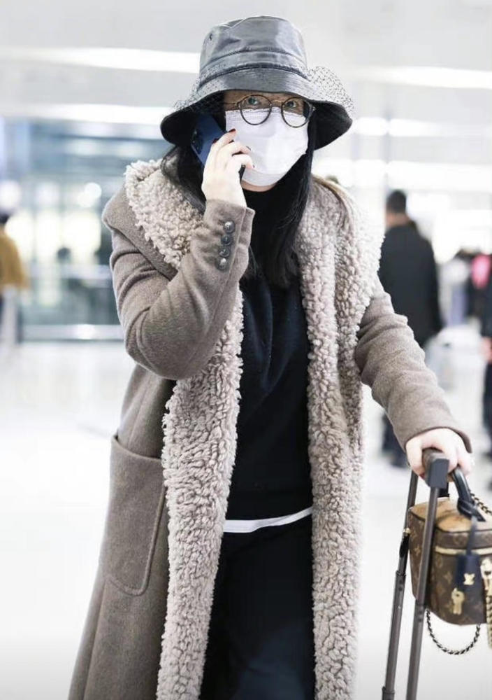 航班延误旅客的心理大衣红有钱走方法配李湘显得拿捏
