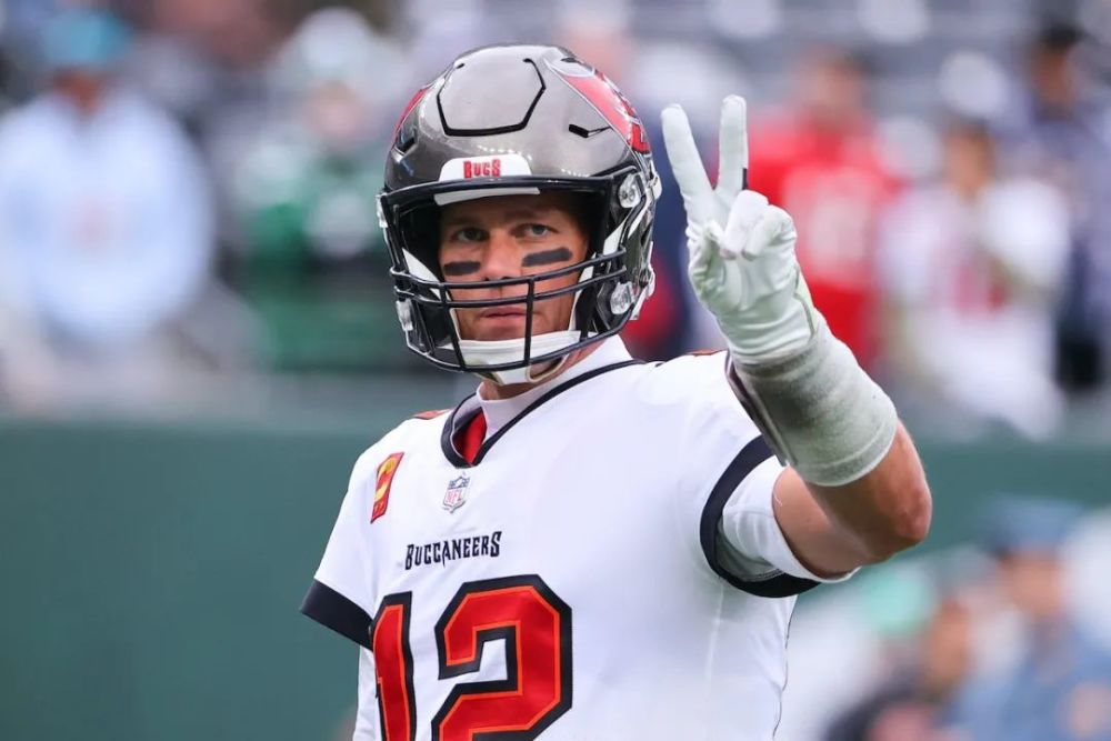 今年似乎只有两位入围者:包装工的阿隆-罗杰斯和海盗的汤姆-布雷迪