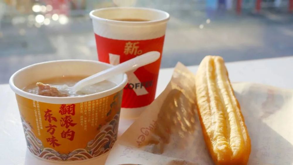 再加上,肯德基原有很多大家喜爱的早餐单品,比如豆浆,油条,炖粥等.