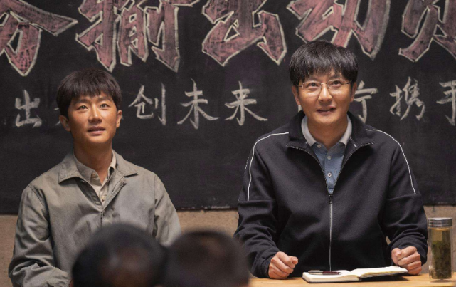 他在剧中饰演的是苏家第二个儿子苏明成,是个不折不扣的啃老族,而且还