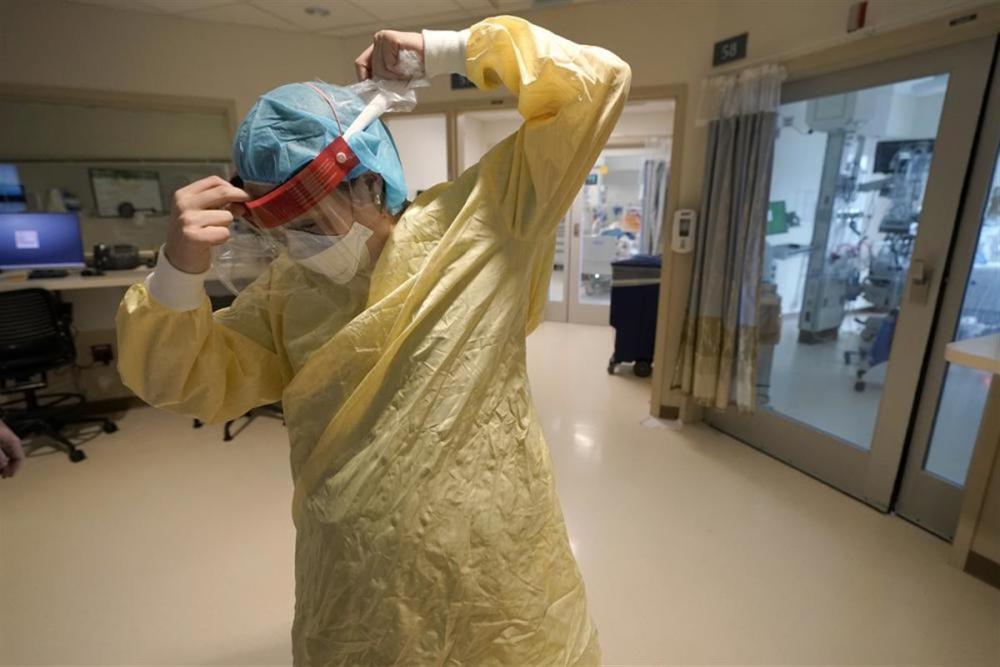 医院被新冠病例淹没，美国卫生局要求已感染的医护人员继续工作