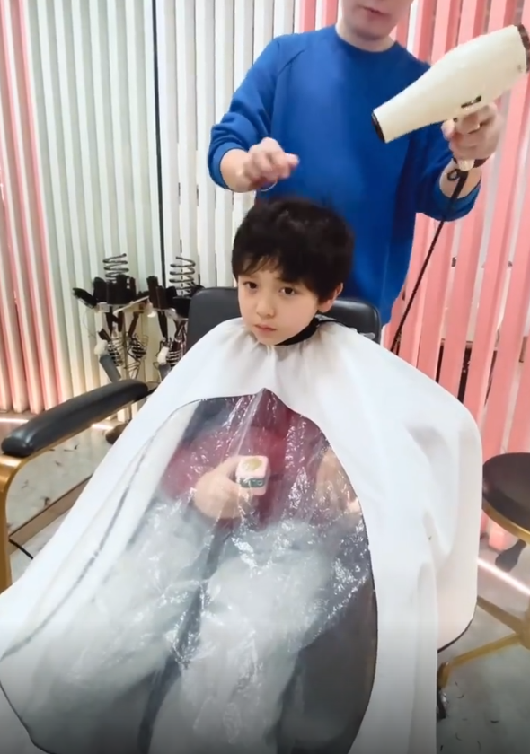 烫发结束之后,邓莎问儿子能不能接受新发型,大麟子