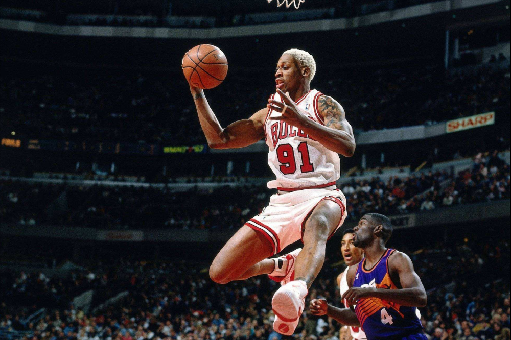 第2位:丹尼斯-罗德曼;1996年1月16日,罗德曼拿到10分21篮板10助攻2