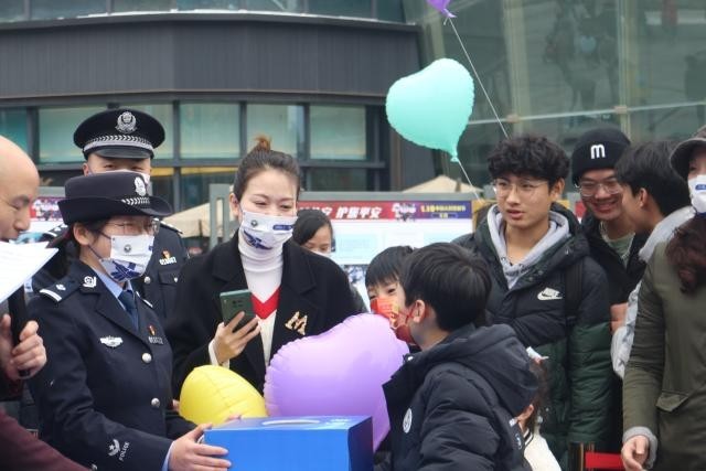 你好110警民同心平安同行自贡公安举行警民互动活动