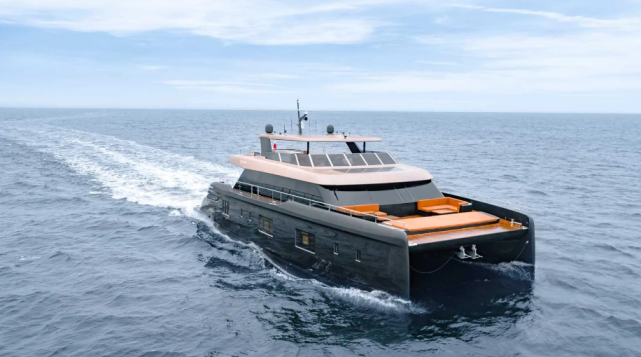 首艘100sunreef双体动力艇正式交付