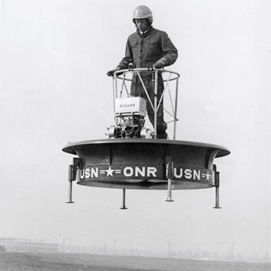 52米)涵道内的铝制共轴对转螺旋桨,总共有8片桨叶,飞行器下方安装小型