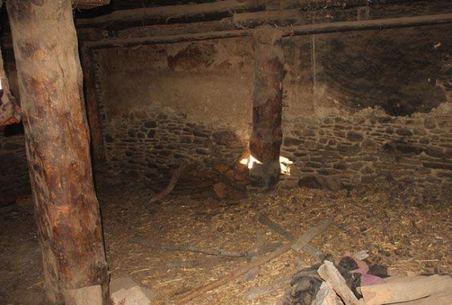 杨大爷住在这个破旧的猪圈里已经有一年多了,这个猪圈非常简陋,狭小的