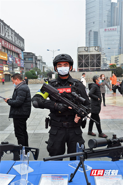 特警队员整齐划一的站姿.