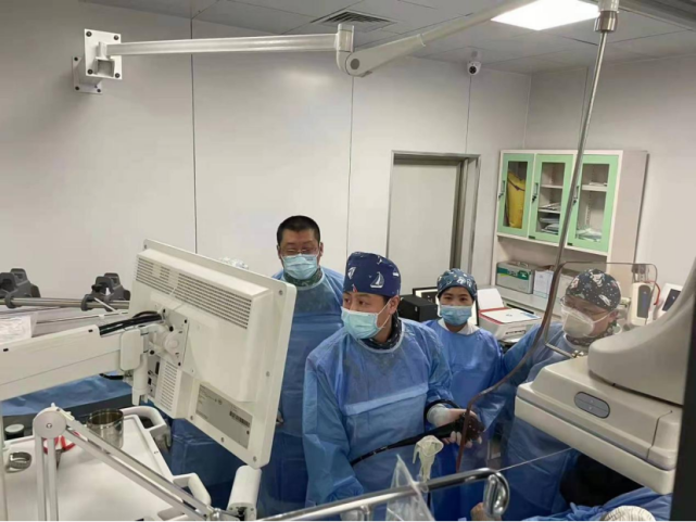 哈医大四院松北消化内镜中心完成首例ercp胆总管结石取出术