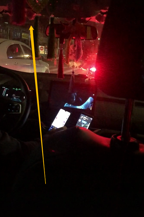 浙江美女深夜坐出租车车上挂铃铛和诡异挂饰司机放着恐怖片