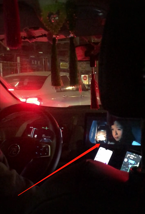 浙江美女深夜坐出租车车上挂铃铛和诡异挂饰司机放着恐怖片
