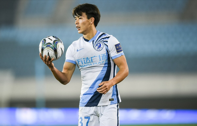 足协重磅罚单大连人后卫拳击裁判脸部禁赛一年罚款20万