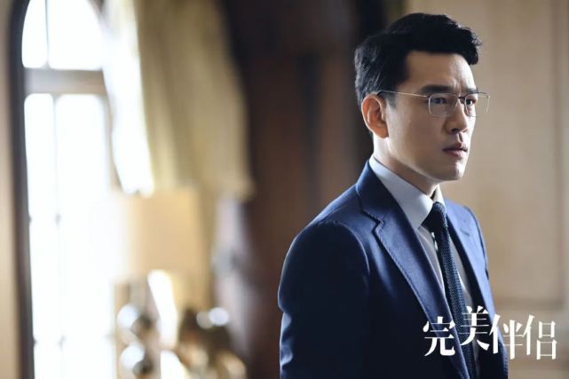 《完美伴侣》中,王耀庆饰演的林庆昆一身精英风范,身为投行经理,职场
