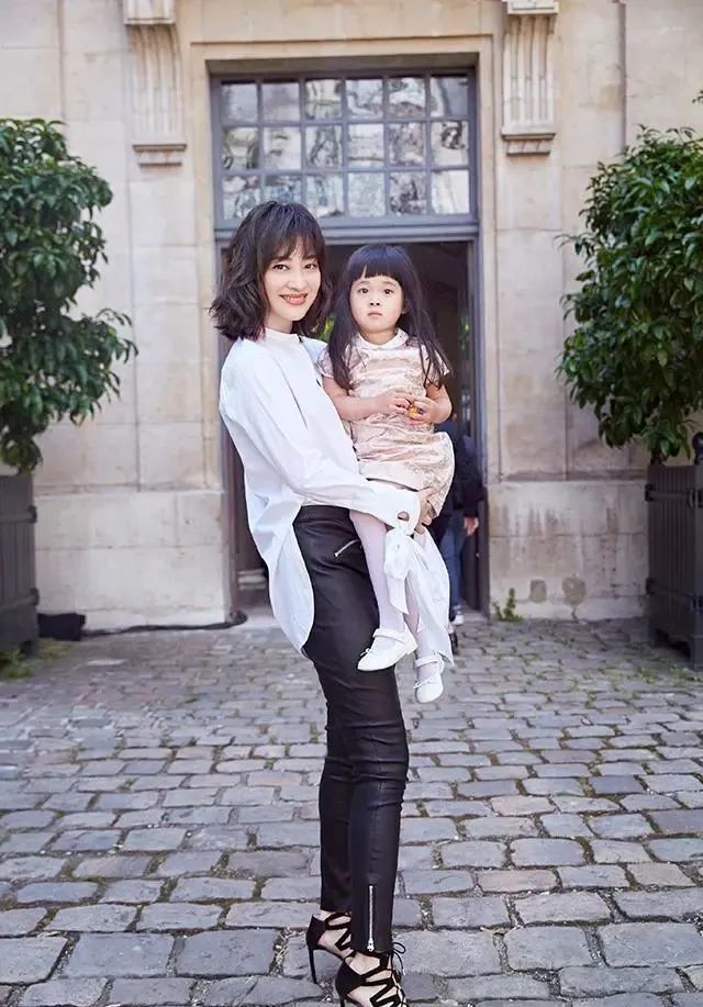 梅婷一家四口亮相机场白t搭蓝色半身裙太低调老公也很健壮