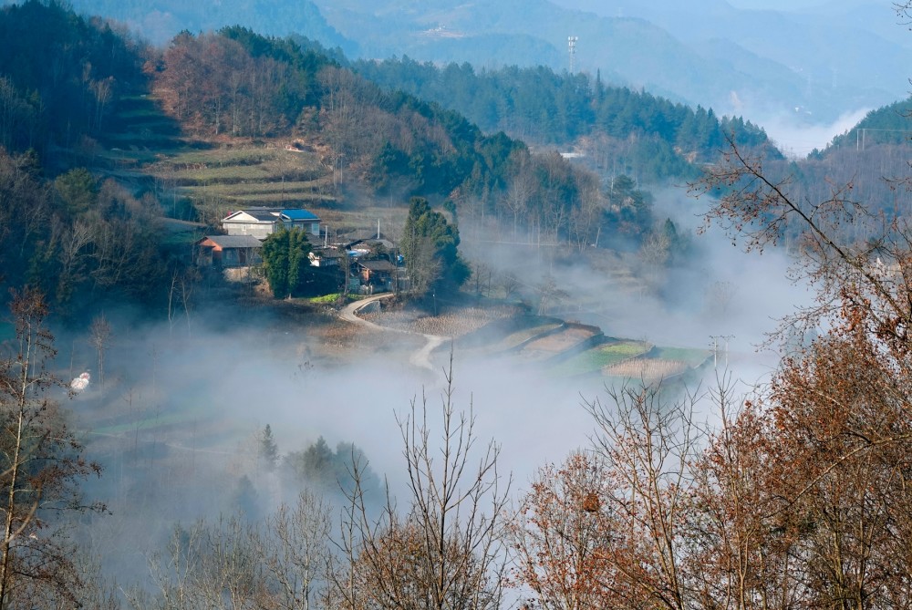 绵阳平武冬日山乡云海宛如丹青画卷
