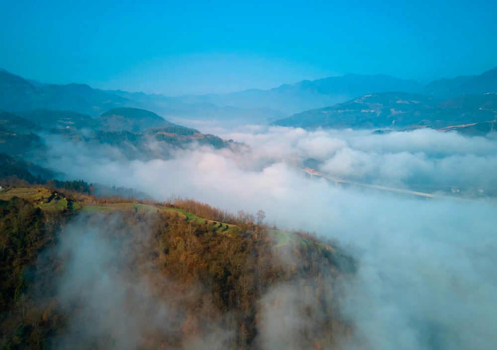绵阳平武冬日山乡云海宛如丹青画卷