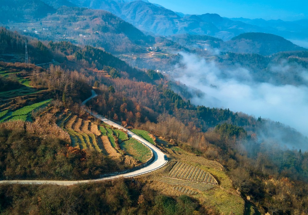 绵阳平武冬日山乡云海宛如丹青画卷