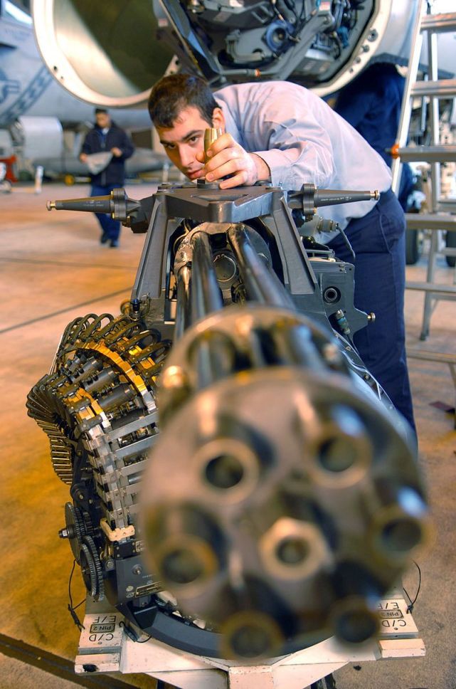 每秒射出100发子弹 作为高射速近距离武器 它能给敌军致命打击