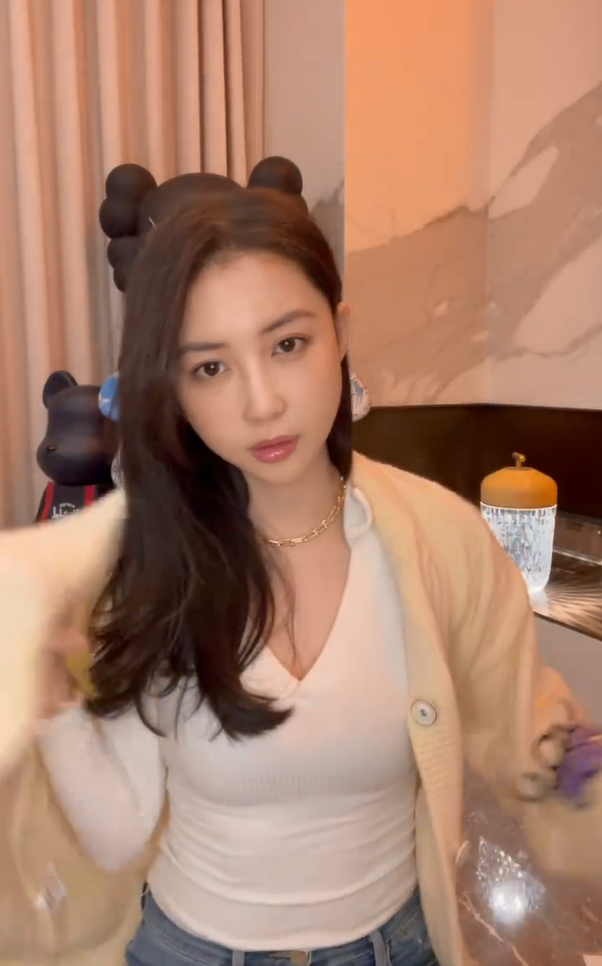 天王嫂宣云分享平价穿搭不经意秀潘玮柏同款腹部微凸疑有二胎