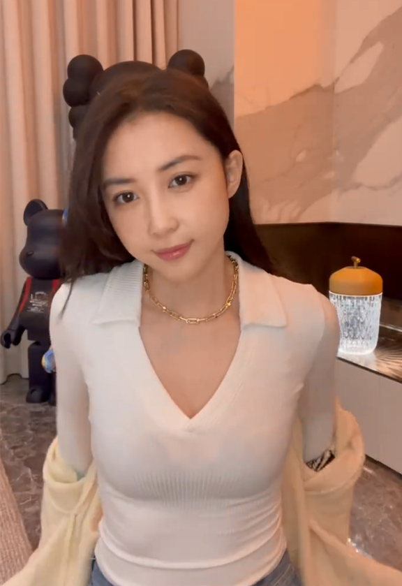 值得注意的是,宣云身上穿着的是修身上衣,紧身的衣