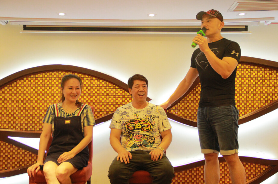 两位爱徒,现场由长沙红太阳演艺集团当家主持人彭鹰老师友情客串主持